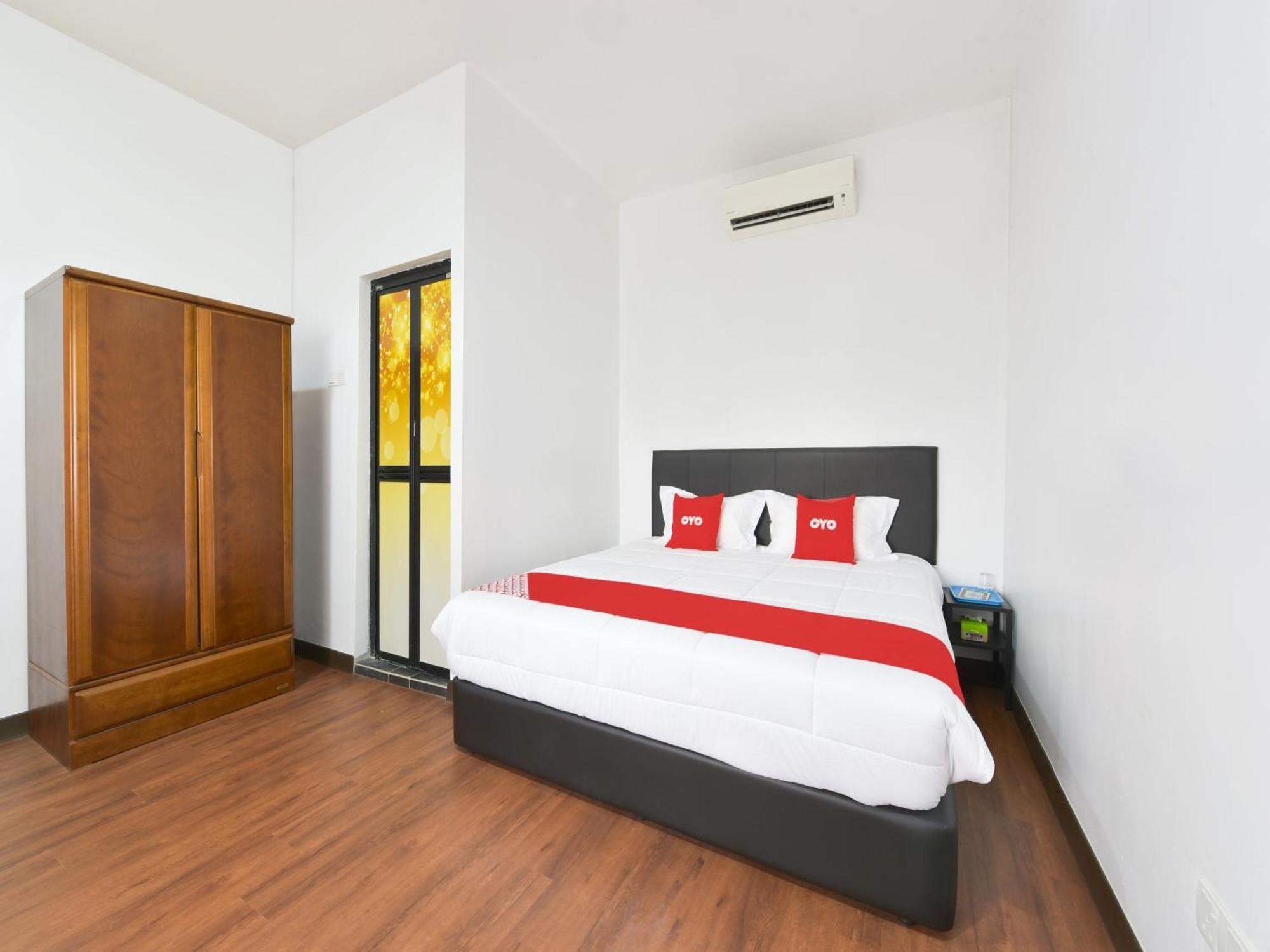 Oyo 90869 Hotel Madeena Inn Sepang Exterior photo