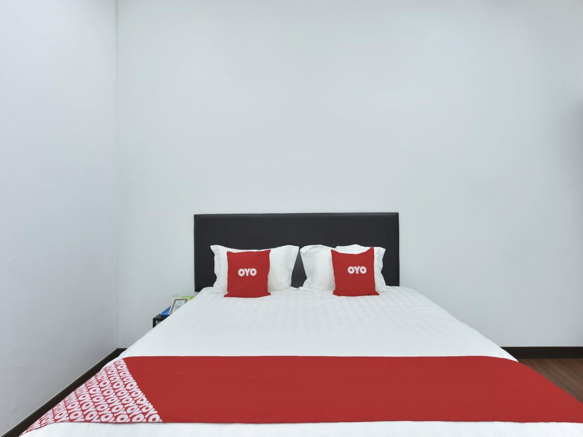 Oyo 90869 Hotel Madeena Inn Sepang Exterior photo
