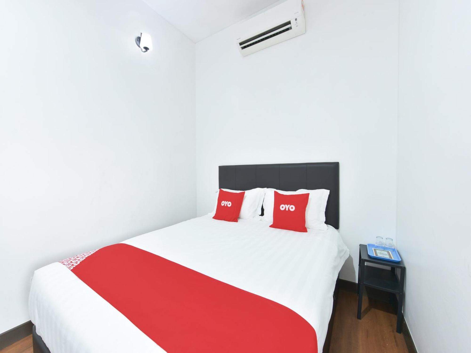 Oyo 90869 Hotel Madeena Inn Sepang Exterior photo