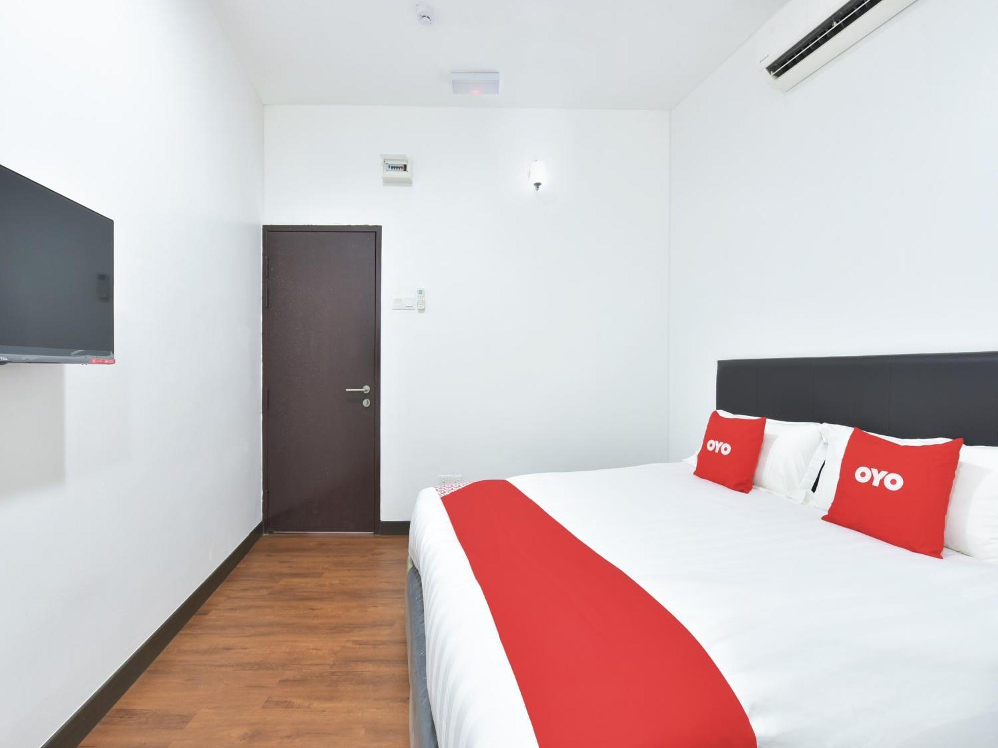 Oyo 90869 Hotel Madeena Inn Sepang Exterior photo