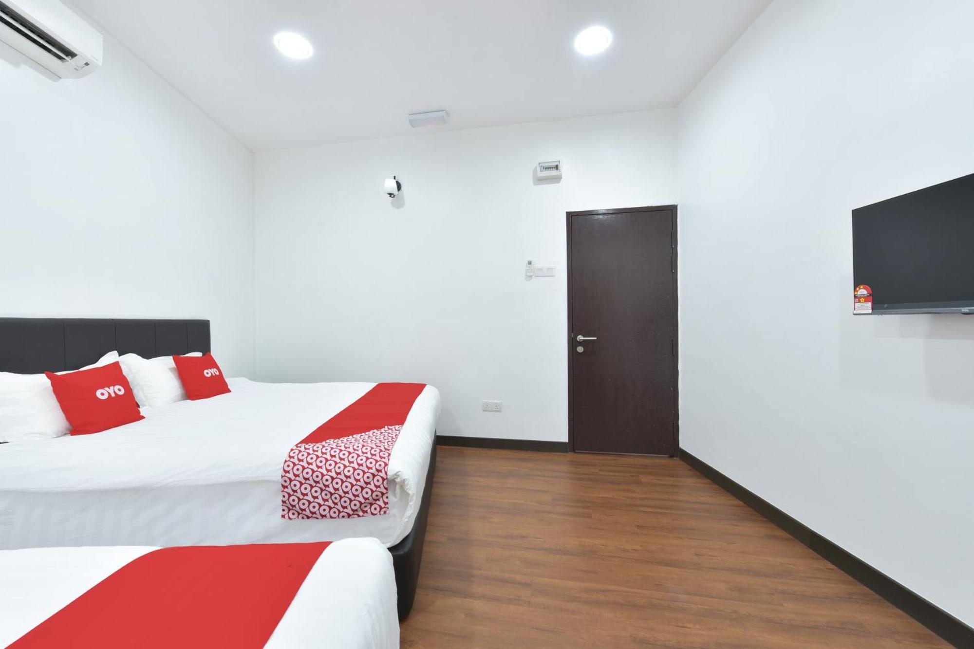 Oyo 90869 Hotel Madeena Inn Sepang Exterior photo