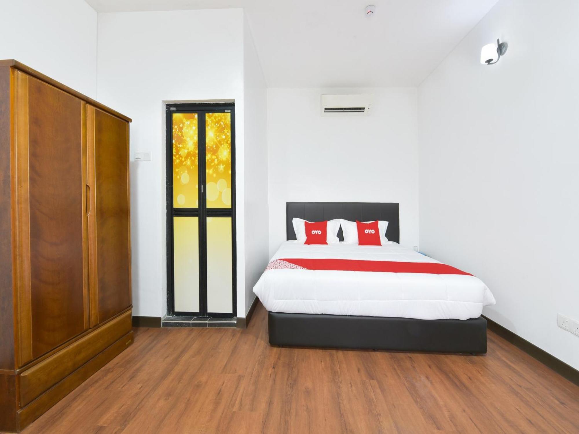 Oyo 90869 Hotel Madeena Inn Sepang Exterior photo